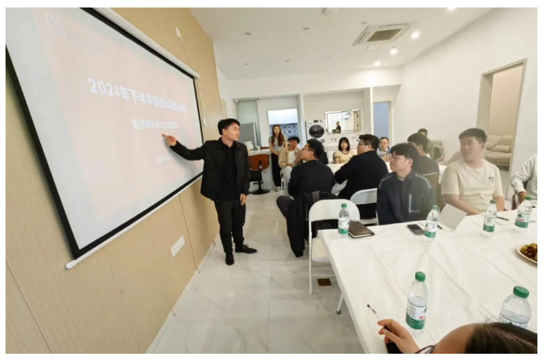 智慧碰撞，团队共融：一场别开生面的跨部门研讨与团建盛宴